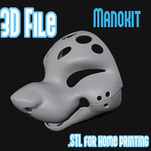 Könnte beinhalten: Eine hellgraue 3D-Datei einer Manokit-Maske mit Aussparungen für Augen und Belüftungslöchern. Der Text 3D FILE, MANOKIT und .STL FOR HOME PRINTING ist in Hellblau auf dunklem Hintergrund dargestellt und zeigt ein Modell für den 3D-Druck.