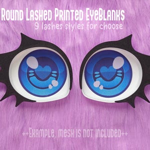Puede incluir: Un par de ojos redondos impresos con diseños azules y blancos, con un motivo de corazón. Los ojos tienen extensiones de pestañas negras y puntiagudas. El texto de la imagen dice "ROUND LASHED PRINTED EYEBLANKS" y "9 estilos de pestañas para elegir."