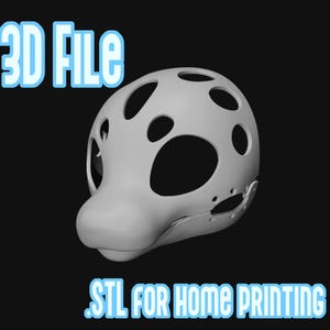 Może przedstawiać: Jasnoszara maska ​​wydrukowana w 3D z dużymi, okrągłymi otworami na oczy i wentylację. Tekst "3D FILE" i "STL FOR HOME PRINTING" jest w jasnoniebieskiej, stylizowanej czcionce na czarnym tle.