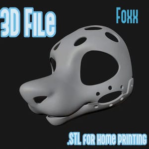 Może przedstawiać: Szary cyfrowy plik 3D do druku przedstawiający bazę maski lisa z dużymi otworami na oczy i otworami wentylacyjnymi. Tekst 3D FILE, FOXX oraz STL FOR HOME PRINTING jest widoczny w kolorze jasnoniebieskim na ciemnym tle, projekt modelu 3D.