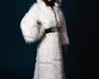Novia de invierno: abrigo de novia de piel sintética color blanco nieve con cinturón y sombrero
