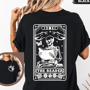 Comfort Colors® Der Leser, Tarot Karten Shirt, Skeleton Lese Shirt, Geschenk für Lehrer,Lesersüchtiger,Booktrovert,Lesersüchtiger