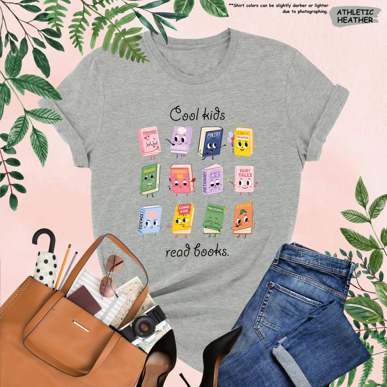 Puede incluir: Camiseta gris jaspeado con el texto "Cool kids read books". La camiseta presenta un gr&aacute;fico colorido de libros de dibujos animados. Se combina con vaqueros azules, un bolso tote marr&oacute;n y tacones negros.