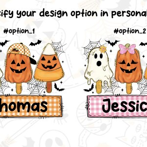 Może przedstawiać: Dwa graficzne wzory w stylu Halloween przedstawiające ducha, dynię i cukierkowego kukurydzianego lizaka. Opcja 1 zawiera imię Thomas na pomarańczowym banerze w kratkę. Opcja 2 zawiera imię Jessica na r&oacute;żowym banerze w kratkę. Tekst: Please specify your design option in personalization box.