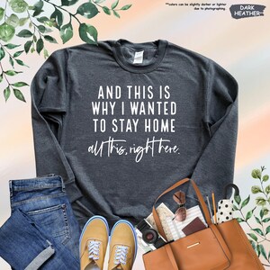 K&ouml;nnte beinhalten: Dunkelgrauer Sweatshirt mit dem Text "AND THIS IS WHY I WANTED TO STAY HOME all this, right here." in Wei&szlig; gedruckt.
