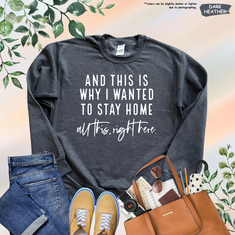 K&ouml;nnte beinhalten: Dunkelgrauer Sweatshirt mit dem Text "AND THIS IS WHY I WANTED TO STAY HOME all this, right here." in Wei&szlig; gedruckt.