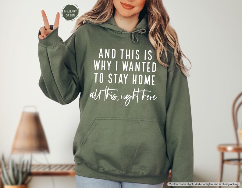 K&ouml;nnte beinhalten: Ein gr&uuml;ner Kapuzenpullover mit dem Aufdruck "AND THIS IS WHY I WANTED TO STAY HOME all this right here." in wei&szlig;.