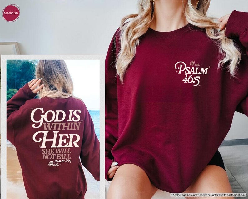 Puede incluir: Sudadera granate con texto blanco. La parte delantera muestra "Psalm 46:5" en escritura cursiva. La parte trasera presenta "God is Within Her, She Will Not Fall, Psalm 46:5". Una prenda casual de manga larga.