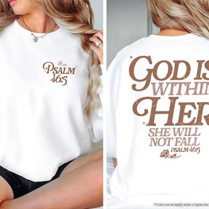 Puede incluir: Sudadera blanca con texto marr&oacute;n. En la parte delantera, "PSALM 46:5". En la parte trasera, "GOD IS WITHIN HER SHE WILL NOT FALL PSALM 46:5". Tambi&eacute;n hay un gr&aacute;fico de rosa. Prenda de vestir informal y c&oacute;moda.