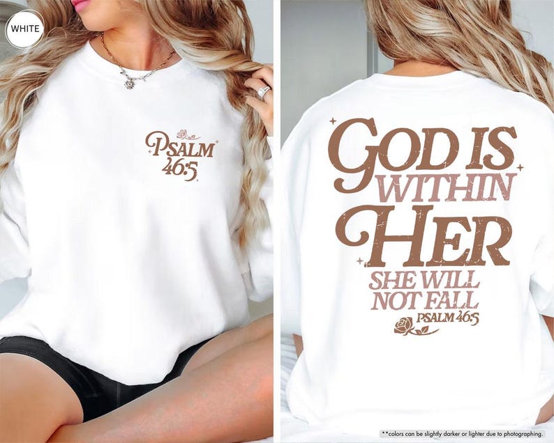 Puede incluir: Sudadera blanca con texto marr&oacute;n. En la parte delantera, "PSALM 46:5". En la parte trasera, "GOD IS WITHIN HER SHE WILL NOT FALL PSALM 46:5". Tambi&eacute;n hay un gr&aacute;fico de rosa. Prenda de vestir informal y c&oacute;moda.
