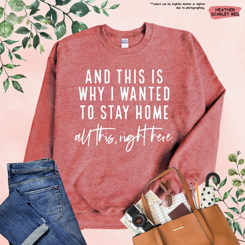 K&ouml;nnte beinhalten: Ein heidefarbenes, scharlachrotes Sweatshirt mit dem Aufdruck "And this is why I wanted to stay home all this, right here." in wei&szlig;.