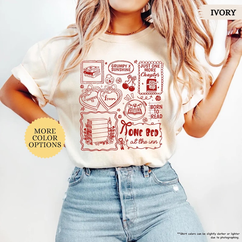 Puede incluir: Camiseta de color marfil con un dise&ntilde;o gr&aacute;fico rojo que presenta ilustraciones y texto con tem&aacute;tica de libros. El dise&ntilde;o incluye frases como "Grumpy x Sunshine", "Just One More Chapter" y "One Bed at the Inn."