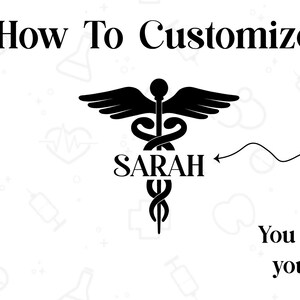 Może przedstawiać: Czarny symbol medyczny ze skrzydłami i imieniem "SARAH" poniżej, z tekstem "How To Customize?" powyżej. Strzałka wskazuje na imię, z tekstem "You can write your name."