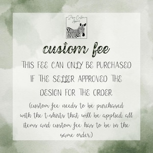 Könnte beinhalten: Eine Grafik eines schwarz-weißen Zebras mit dem Text "Zebra Castor Apparel" darüber. Der Text "custom fee" ist in großen, stilisierten Buchstaben. Der Text darunter lautet "Diese Gebühr kann nur erworben werden, wenn der Verkäufer das Design für die Bestellung genehmigt hat. (Die benutzerdefinierte Gebühr muss mit den T-Shirts erworben werden, die angewendet werden. Alle Artikel und die benutzerdefinierte Gebühr müssen in der gleichen Reihenfolge sein)"