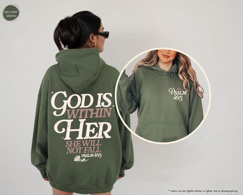 Puede incluir: Sudadera con capucha verde militar con el texto "GOD IS WITHIN HER SHE WILL NOT FALL PSALM 465" en la espalda. La parte delantera de la sudadera tiene el texto "Psalm 465". La sudadera tiene capucha y bolsillo delantero.