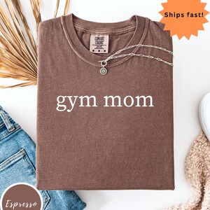 Comfort Colors® shirt gym moeder, Strong Mama workout-T-shirt, shirt grappig passen moeder, fitnesscadeau Moederdag, T-shirt actieve moeder