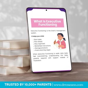 Op de afbeelding: Een digitale tablet toont informatie over executief functioneren, met de titel "What Is Executive Functioning" in roze. De tekst legt uit hoe het kinderen helpt met taken. De tablet staat naast een stapel boeken, met de tekst "TRUSTED BY 10,000+ PARENTS | www.drroseann.com" onderaan.