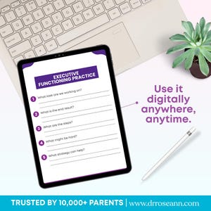 Op de afbeelding: Een digitale tablet met een werkblad "Executive Functioning Practice", met vragen voor taakanalyse. De tablet staat naast een laptoptoetsenbord, een vetplant en een stylus. Tekst op de afbeelding luidt "Gebruik het digitaal overal en altijd."