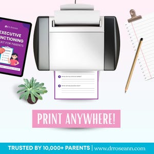 Op de afbeelding: Een witte printer drukt een vel papier af met vragen. Een tablet met de tekst "EXECUTIVE FUNCTIONING KIT FOR PARENTS" staat links. De tekst "PRINT ANYWHERE!" is roze.