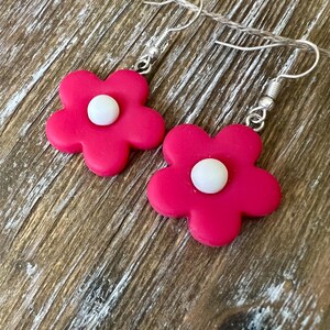 Ręcznie robione kolczyki z różowymi kwiatami: hipoalergiczna biżuteria boho