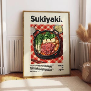 Puede incluir: Un póster con un fondo a cuadros rojo y blanco que presenta un plato de fondue llamado "Sukiyaki". El plato está lleno de finas rebanadas de carne de res, verduras, tofu y fideos. El póster también incluye el texto "Sukiyaki. made in Japan."