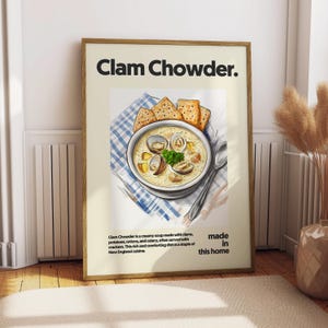 Puede incluir: Una ilustración de acuarela de un tazón de sopa de almejas con galletas en una servilleta a cuadros azules y blancos. El texto "Clam Chowder." está en la parte superior de la imagen. El texto "made in this home" está en la parte inferior de la imagen.