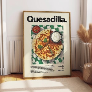 Puede incluir: Un póster con una ilustración gráfica de una quesadilla, salsa y crema agria sobre un mantel a cuadros verde y blanco. El texto en el póster dice "Quesadilla. Hecho en México." Una quesadilla es un plato mexicano hecho rellenando una tortilla con queso y otros ingredientes como carne, verduras o frijoles, luego se asa o se fríe hasta que esté crujiente. Cortada en gajos, las quesadillas son un bocadillo o una comida versátil y con queso. Servida con salsa, guacamole o crema agria, ofrece un equilibrio perfecto de texturas crujientes y pegajosas.