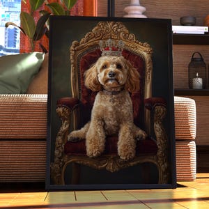 Puede incluir: Un perro marrón y blanco con una corona se sienta en un trono dorado y rojo. El perro mira directamente a la cámara. El fondo es de color verde oscuro.