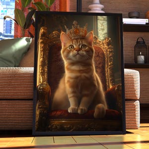 Puede incluir: Un gato jengibre con una corona dorada se sienta en un trono con un cojín de terciopelo rojo. El trono está adornado con adornos dorados y tallas. El gato mira directamente al espectador.