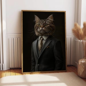 Puede incluir: Un gato atigrado marrón con un traje negro, corbata dorada y camisa blanca. El gato mira directamente al espectador. El fondo es negro.