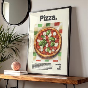 Pu&ograve; includere: Un poster con un'illustrazione colorata di una pizza con mozzarella, fette di pomodoro e foglie di basilico. Il poster ha il testo "Pizza." e "made in Italy".