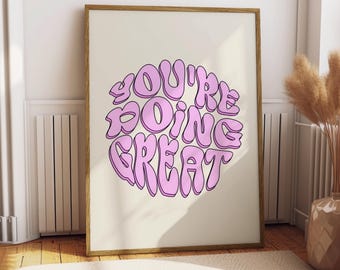 Può includere: Una stampa incorniciata con un design rosa e bianco. La stampa presenta il testo "You're Doing Great" in un font retrò a forma di bolla.