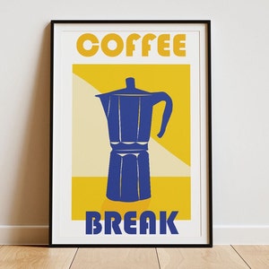 Op de afbeelding: Een ingelijste poster met een gele achtergrond en een blauw silhouet van een koffiepot. De tekst "COFFEE BREAK" is gedrukt in vetgedrukte, gele letters.