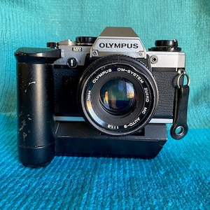 オリンパス OM10 SLR 35 mm フィルムカメラ、f/1.8 50 mm オリンパス OM10 SLR 35 mm フィルムカメラ、f/1.8 50 mm