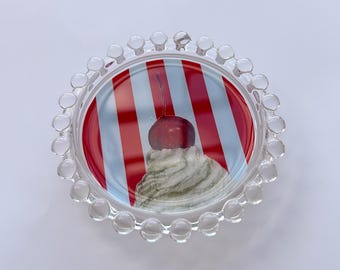 Vassoio portaoggetti a righe con panna montata, portaoggetti, sottobicchiere e portagioie