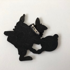 Dinah Alice in Wonderland Laser Cut Wood Brooch 画像 5