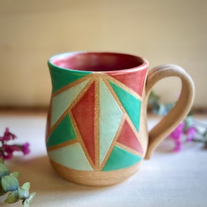 Kennedy | Ręcznie malowany kubek ceramiczny | Kamionka w stylu art déco z geometrycznym trójkątem | Kubek do kawy w kolorze mięty koralowej | Prezent z ceramiki rzemieślniczej