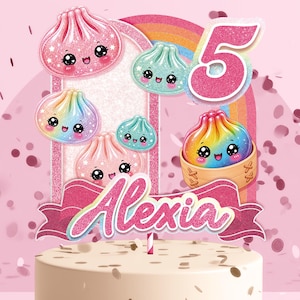 Puede incluir: Un adorno para pastel con el nombre Alexia en letra cursiva rosa brillante sobre una pancarta, un número 5 grande de color rosa brillante, un arcoíris y varios personajes de dumplings lindos, sonrientes y coloridos con detalles brillantes.