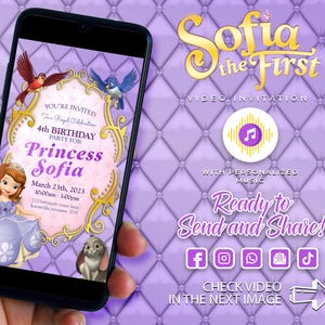 Puede incluir: Un teléfono inteligente muestra una invitación digital para una fiesta de cumpleaños con el tema "Sofia the First". La invitación presenta el texto "Princesa Sofía" y los detalles del evento, con ilustraciones de dibujos animados y un fondo morado. La invitación está lista para enviar y compartir.