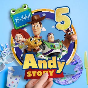 Può includere: Decorazione colorata per feste di compleanno con i personaggi di Toy Story, Woody, Buzz Lightyear e Jessie. Il design include il numero 5 e le parole "Andy Story". Sono visibili anche articoli per feste.