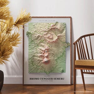 Peut inclure: Une carte topographique 3D encadrée du parc national de Bromo Tengger Semeru en Indonésie. La carte présente un relief en nuances de vert, de beige et de rouge, et est étiquetée avec le nom et l'emplacement du parc.