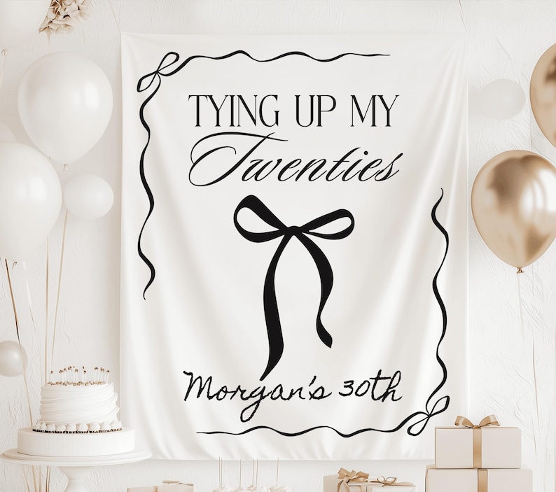 Banner "Atando mis veintes", Banner de 30 cumpleaños, Decoraciones para 30 cumpleaños, Letrero personalizado para 30 cumpleaños, Decoración con lazo negro "Atando mis veintes" imagen 1