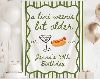 Uno striscione "Tini Weenie Bit Older" Decorazione per compleanno con hot dog per qualsiasi età Uno striscione "Tini Bit Older" Un cartello per compleanno con hot dog e martini