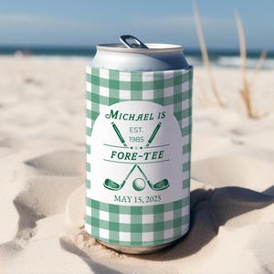 Puede incluir: Enfriador de latas a cuadros verdes y blancos con un diseño de temática de golf. Dice "Michael is Fore-Tee Est. 1985 May 15, 2025".