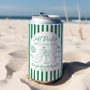 Op de afbeelding: Een groen en wit gestreepte blikjeskoeler met de tekst "Last Pickle She'll Ever Tickle" en "Amy's Bachelorette Miami, FL". Het ontwerp bevat illustraties van een discobal, augurk, martini glas en trouwringen.