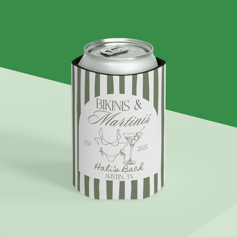 Pu&ograve; includere: Un refrigeratore per lattine a strisce verdi e bianche con il testo "Bikinis & Martinis" e "Hali's Bach" con un bicchiere da martini e una grafica di bikini.