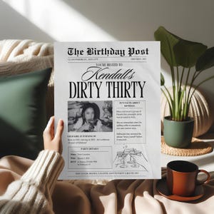 Könnte beinhalten: Eine schwarz-weiße Geburtstagseinladung im Zeitungs-Stil für eine 30. Geburtstagsfeier. Die Einladung ist für Kendalls Dirty Thirty und enthält Datum, Uhrzeit und Ort der Party. Die Einladung enthält auch eine lustige Tatsache über Kendall.