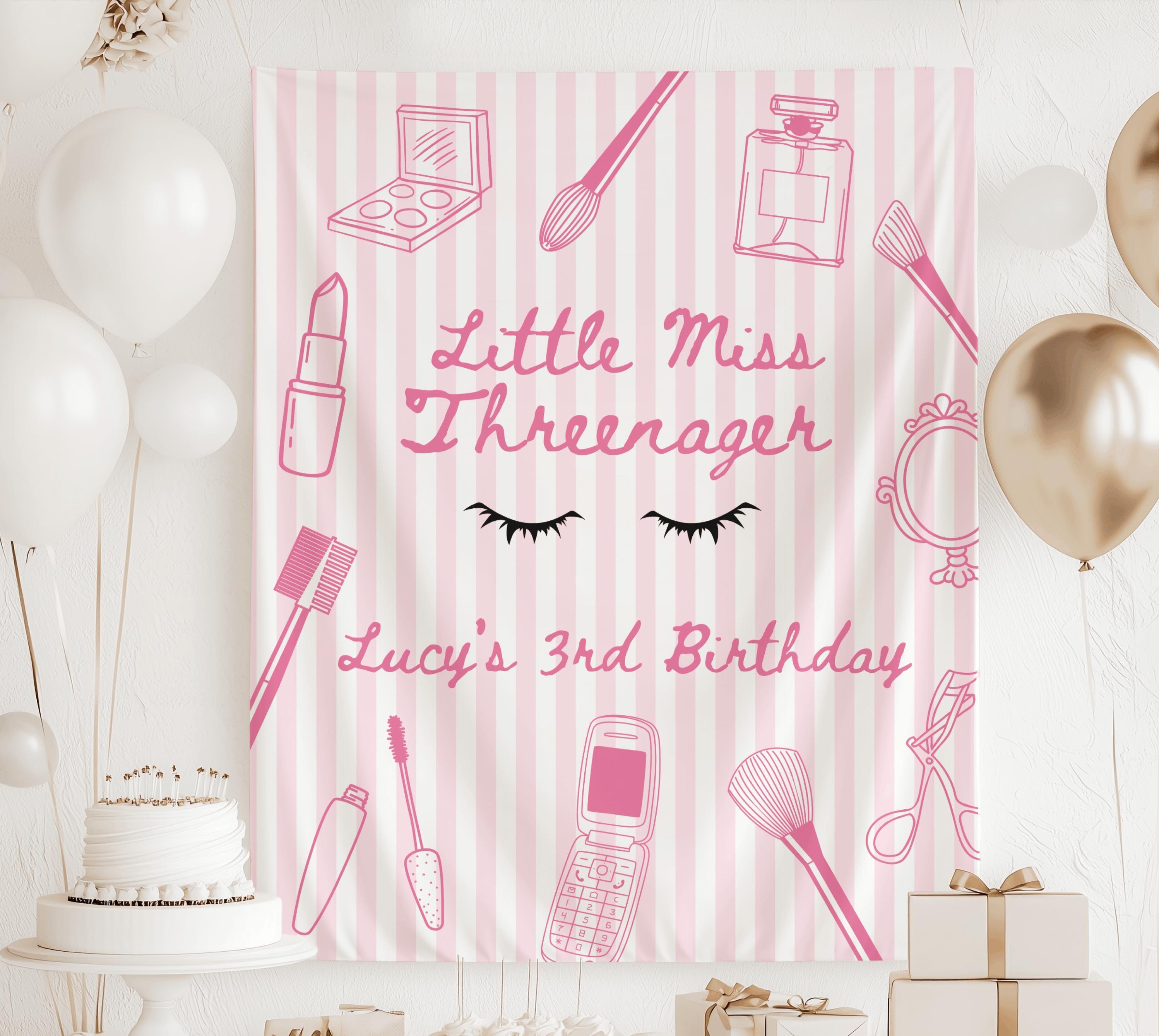 Fotohintergrund "Little Miss Threenager" 2,1x1,5 M - Pink, Für 3. Geburtstag, Make-up & Prinzessin-Party