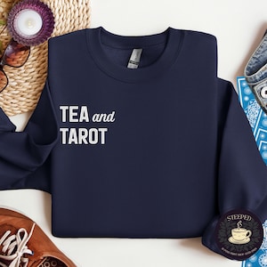 Maglietta con tè e tarocchi, maglietta con strega, maglietta "This Is My Tea", regali spirituali, maglietta con tarocchi, felpa alla moda, regali da strega, regali da letterato