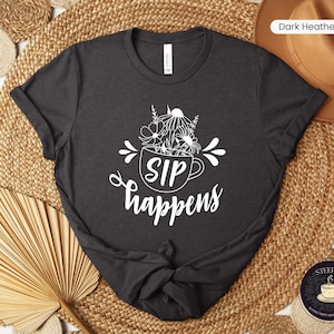 Sip Happens パーカー、着心地の良いスウェットシャツ、かわいいティーシャツ、お茶好きの方への面白いギフト、ユニークな皮肉なフード付きTシャツ、ティータイムアパレル、リラックスフィット